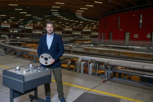 Sebastian Gliga mit Magnetband und klassischem Abspielgerät (Foto: Mahir Dzambegovic, psi.ch)