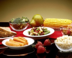 Gedeckter Tisch: Ballaststoffe stecken in vielen Lebensmitteln (Foto: pixabay.com, FotoshopTofs)