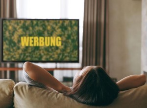Von Werbung berieseln lassen: TV-Spots preisen oft Klimakiller an (Foto: Thomas Häse/Colourbox)