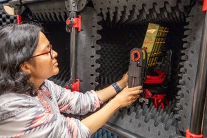 Ifana Mahbub beim Test der Antenne für die Fernübertragung von Strom (Foto: utdallas.edu)