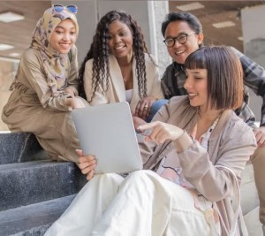 Gen Z beim Ausloten von Geldanlagen: Nachhaltigkeit und Sicherheit wichtig (Foto: gothaer.de)