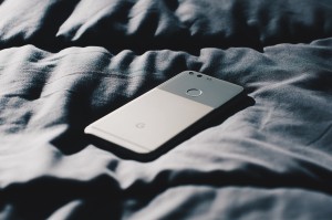 Smartphone im Bett: Nutzung in der Nacht ist ungesund (Foto: pixabay.com, StockSnap)