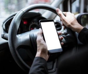 Handy-Nutzung bei der Fahrt: Viele Junge filmen sich dabei für Social Media (Foto: iamroadsmart.com)