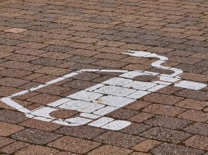 Leerer E-Auto-Parkplatz: In Europa schwindet die Nachfrage (Foto: pixabay.com, distelAPPArath)