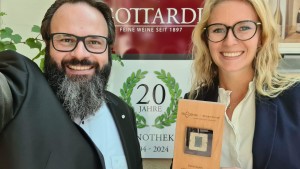 Lisa Gottardi freut sich über den Re-Systems Award in der Kategorie 