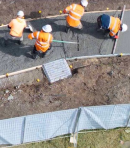 Bauarbeiter legen den Kaffeebeton-Fußweg an (Foto: rmit.edu.au)