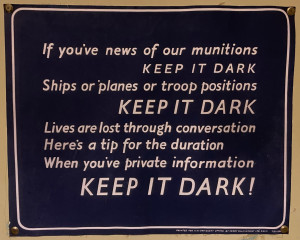 Warnschild aus dem 2. Weltkrieg im Bletchley Park Museum (Bild: 2024 Klaudia Zotzmann-Koch)