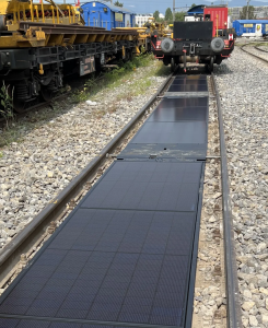 Testinstallation von Solarzellen in einem Rangierbahnhof (Foto: Sun-Ways)