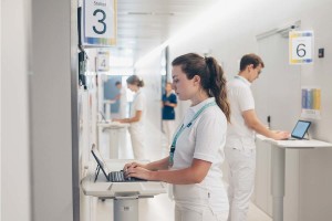 Studierende in der akademischen Pflegeausbildung & SIMStation (Foto: SIMStation)