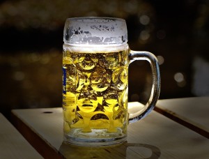 Bier: Junge Männer achten statistisch gesehen kaum auf ihre Ernährung (Foto: pixabay.com, Alexa)