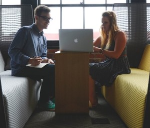 Start-up-Team: Öffentliche Ausschreibungen bergen Potenzial (Foto: pixabay.com, StartupStockPhotos)