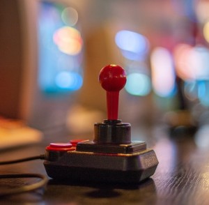 Alter Joystick: Viele Zocker feiern in Games zusammen das Fest (Foto: pixabay.com, AndrzejRembowski)