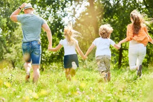 Familie läuft über eine Wiese